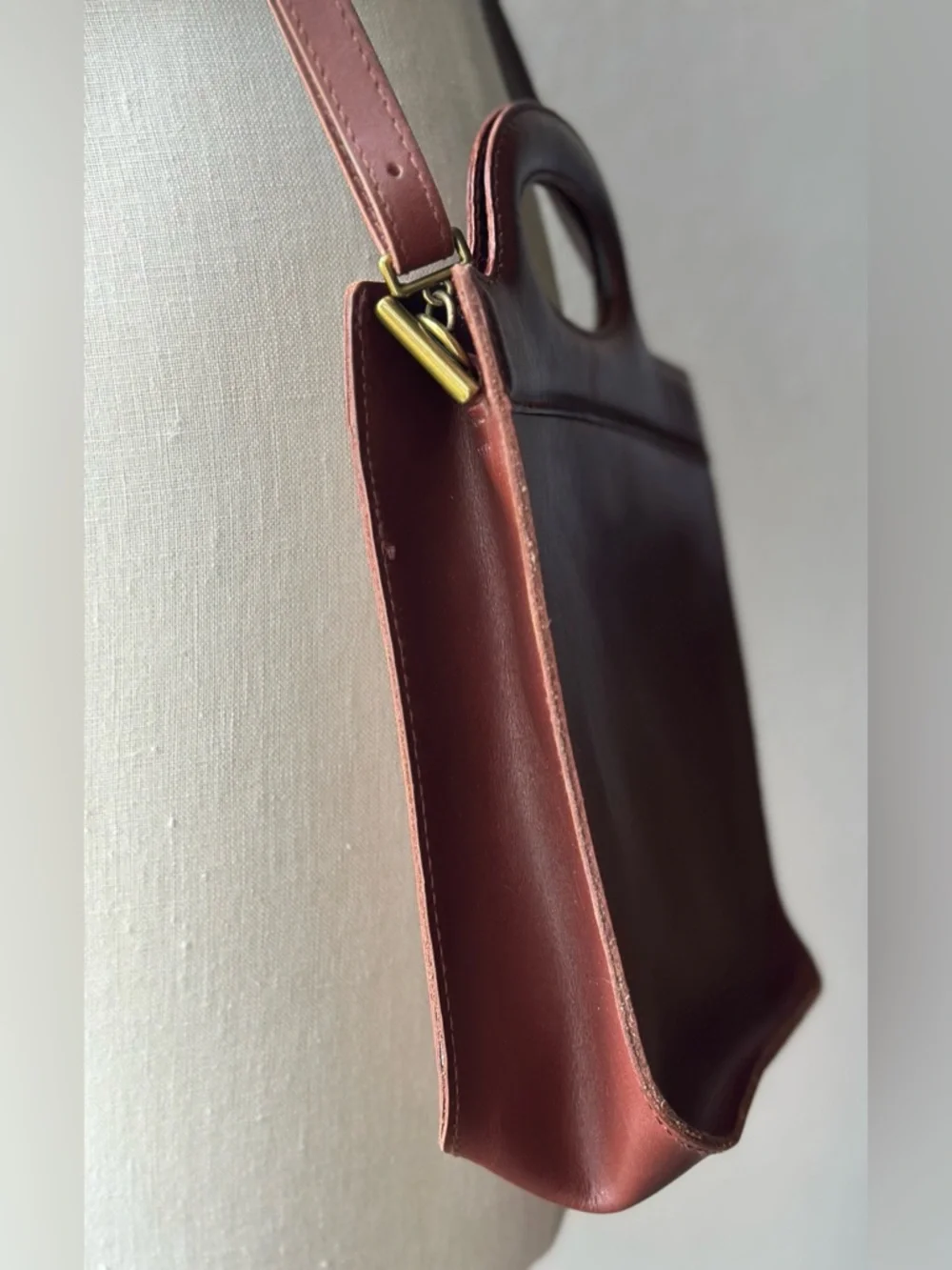 Madewell The Toggle Crossbody Bag in Cherry Wood Leather - Picture 4 of 11